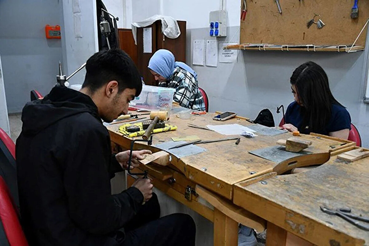 İŞKUR Gençlik Programı başvuru şartları<br><br>Programa katılmak isteyen adaylarda şu şartlar aranır:<br><br>Türkiye Cumhuriyeti vatandaşı olmak,<br><br>İŞKUR’a kayıtlı olmak,<br><br>18 yaşını doldurmuş olmak,<br><br>Yaşlılık veya malullük aylığı almamak,<br><br>Programdan önceki bir yıl içinde yüklenici veya bağlı kuruluşlarında çalışmamış olmak,<br><br>Son bir ay içerisinde 5510 sayılı Kanunun 4. maddesi kapsamında sigortalı olmamak,<br><br>Hane gelir şartını karşılamak,<br><br>Daha önce İŞKUR’un aktif işgücü veya işsizlik sigortası programlarından faydalanmamış olmak,<br><br>Yüklenici üniversitenin öğrencisi olmak (açık öğretim ya da uzaktan öğretim öğrencisi kabul edilmez, kaydı dondurulmuş veya pasif durumda olunmamalı).