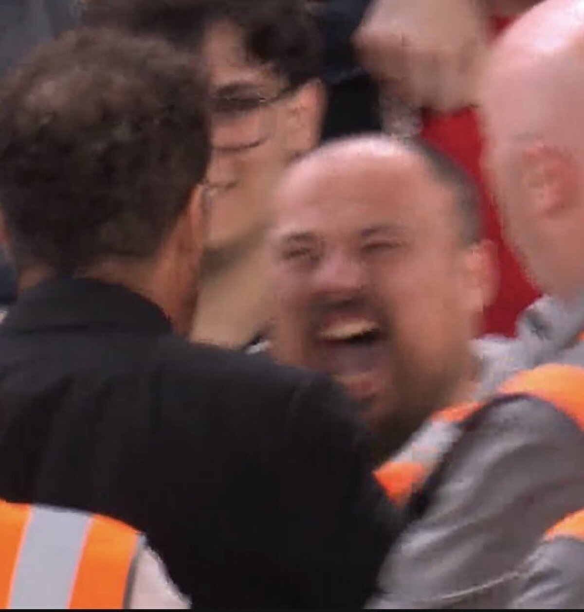 O TARAFTAR BAKIN KİM ÇIKTI!<br><br>Dün gece Diego Simeone'ye hakaret eden taraftarın Jonathan Luke Poulter olduğu ortaya çıktı. <br>