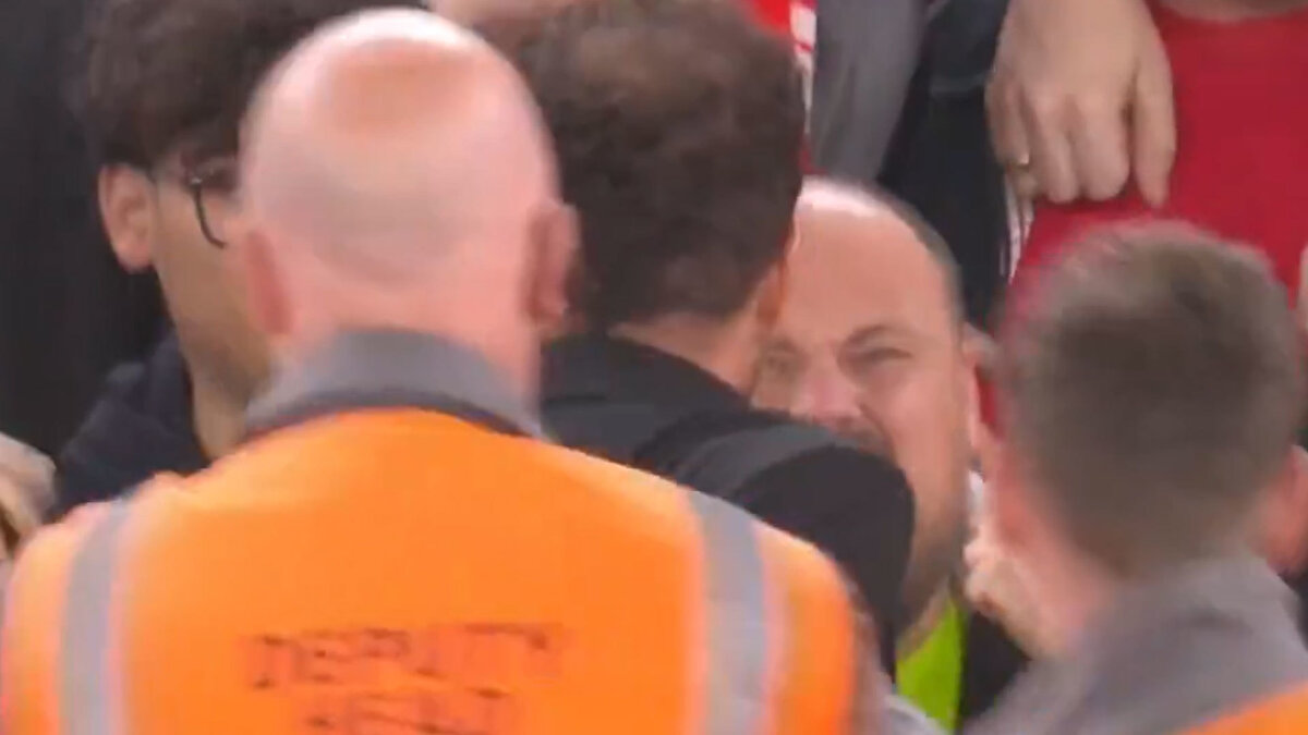 Yaşanan olaylardan sonra kırmızı kart gören Diego Simeone, şunları söyledi: "Aynı şekilde ırkçılığa karşı ısrarla mücadele ettiğimiz gibi, hakaret aldığımızda da mücadele edebiliriz. Ben iyi bir insanım."