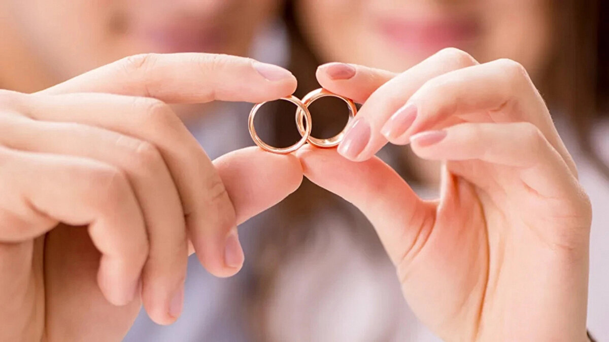 Evlilik kredisi miktarı 2025’te ne kadar oldu?<br><br>Cumhurbaşkanı Erdoğan açıklamasında, “Aile ve Gençlik Fonumuz vasıtasıyla yuva kuracak gençlerimize verdiğimiz desteğin miktarını artırıyoruz. 2026 yılı ocak ayı itibarıyla, çiftlerden her ikisinin de 18-25 yaş aralığında olması halinde kredi tutarını 250 bin liraya, diğer durumlarda ise 200 bin liraya çıkarıyoruz” dedi.<br><br>Ayrıca, 48 ay içerisinde çocuk sahibi olan çiftlerin talep etmeleri durumunda, her çocuk için geri ödemeler 12 ay ertelenecek.