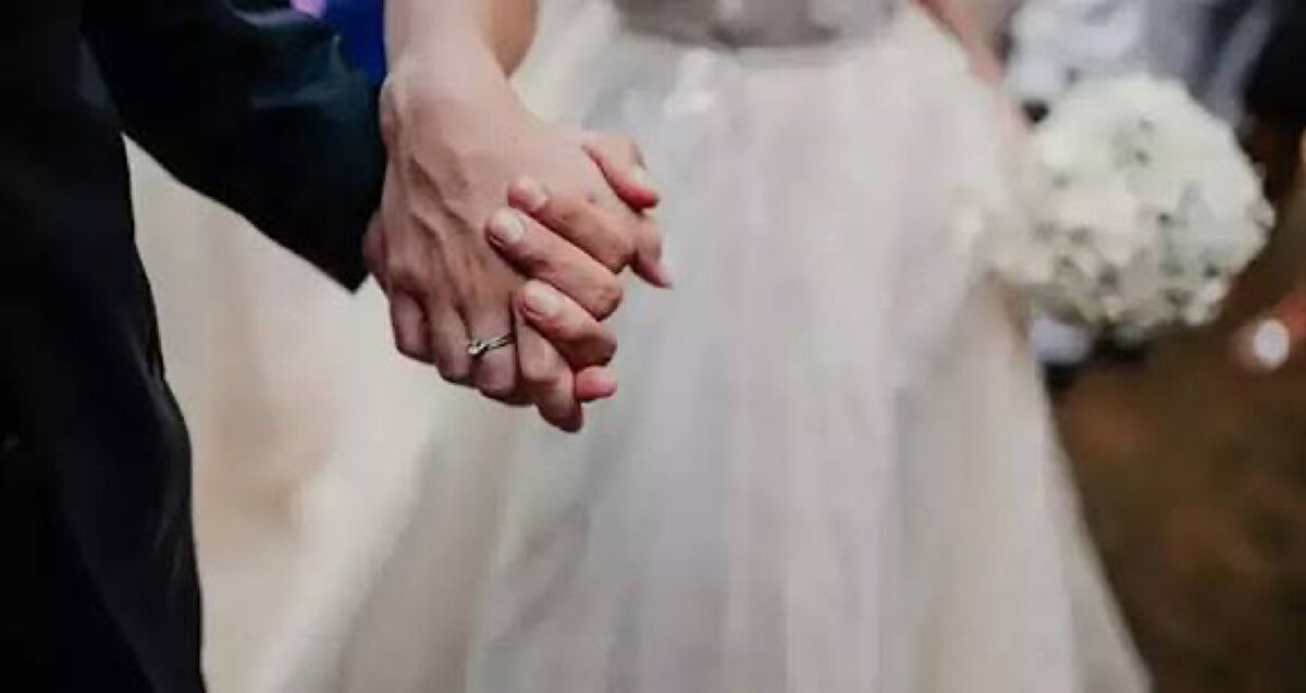 Faizsiz evlilik kredisi başvuru şartları 2025<br><br>Projeden yararlanmak isteyen çiftlerin bazı şartları karşılaması gerekiyor. İşte evlilik kredisi için gerekli koşullar:<br><br>Türkiye Cumhuriyeti vatandaşı olmak ve Türkiye’de ikamet etmek,<br><br>Başvuru tarihinde 18-29 yaş arasında olmak (18 yaşını doldurmuş, 30 yaşını doldurmamış olmak),<br><br>Taşınmaz sahibi ya da hissedarı olmamak,<br><br>Çiftlerin son 6 aylık gelir ortalaması ve son aya ait gelir toplamı, asgari ücretin 2,5 katını geçmemek,<br><br>Resmi nikâh tarihine en az 2 ay, en fazla 6 ay kalmış olmak,<br><br>Bakanlığın evlilik öncesi eğitim ve danışmanlık hizmetlerine katılmayı taahhüt etmek,<br><br>Evlilik sonrası eğitim hizmetlerine 2 yıl içerisinde katılmak,<br><br>Devletin güvenliğine, anayasal düzene ve cinsel dokunulmazlığa karşı suçlardan kesinleşmiş mahkûmiyetinin olmaması,<br><br>Daha önce proje kapsamında krediden faydalanmamış olmak.