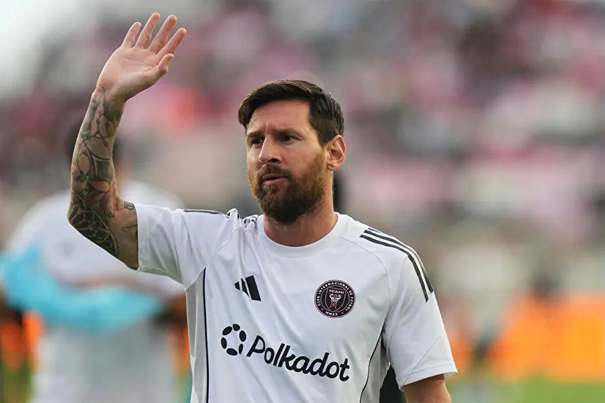15 Temmuz 2023'te Inter Miami'ye transfer olan Lionel Messi, ABD ekibiyle 2.5 yıllık sözleşme imzalamıştı. 2025 sonu itibarıyla sözleşmesi sona erecek Arjantinli yıldızın kararının ne olacağı merak ediliyordu.<br><br>