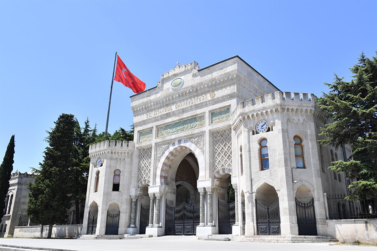 Kimler sınava girebilir?<br><br>Programını tamamlamış ancak en fazla üç dersten (FF notu) başarısız olan öğrenciler,<br><br>Başarısız dersi bulunmayan fakat mezuniyet için gerekli 2.00 AGNO şartını sağlayamayan ve bu nedenle DC veya DD notlu derslerinden en fazla üçünden sınava girmek isteyen öğrenciler sınava katılabilecek.