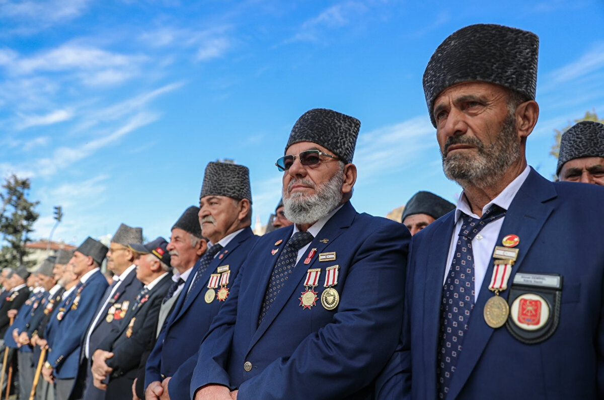 19 EYLÜL NE GÜNÜ?<br><br>19 Eylül, Türkiye Cumhuriyeti’nin bağımsızlık mücadelesinde ve vatan savunmasında gösterilen fedakârlıkların simgesi olarak Gaziler Günü olarak kutlanıyor. Birinci Dünya Savaşı, Kurtuluş Savaşı, Kore Savaşı, Kıbrıs Barış Harekâtı ve daha birçok cephede vatan için canını ortaya koyan gaziler bu günde anılıyor.<br>