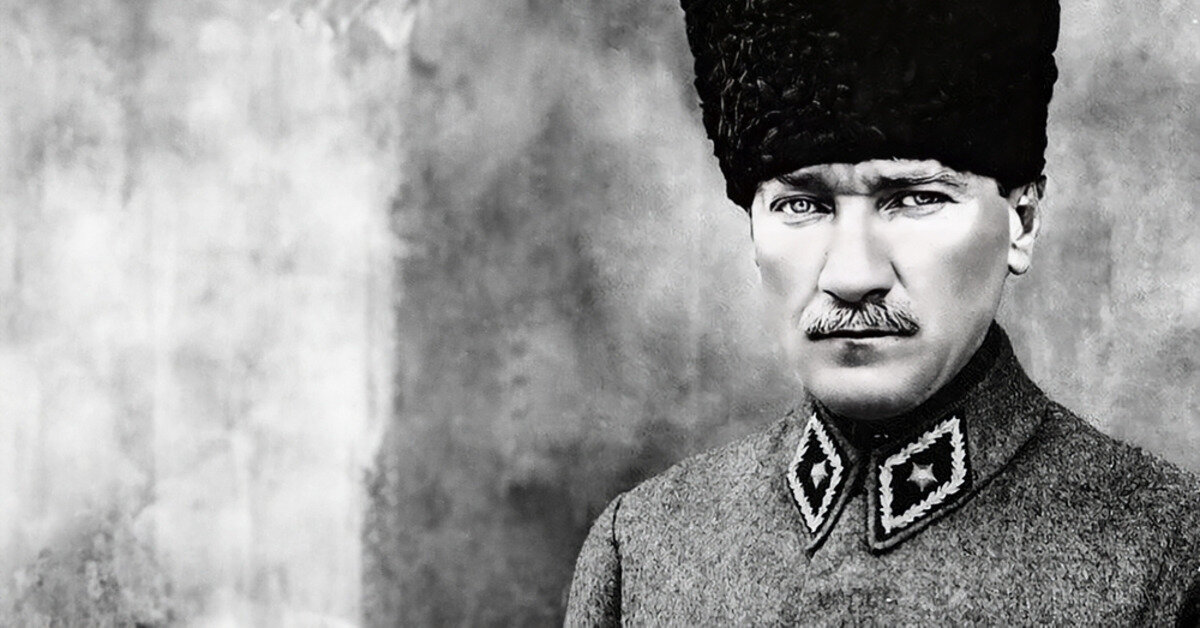 19 EYLÜL'DE NE OLDU?<br><br>19 Eylül’ün Gaziler Günü olmasının temelinde Kurtuluş Savaşı ve Mustafa Kemal Atatürk’e verilen unvan yer alıyor. 19 Eylül 1921’de Türkiye Büyük Millet Meclisi, Sakarya Meydan Muharebesi’ndeki üstün başarısından dolayı Mustafa Kemal Atatürk’e “Mareşallik” rütbesi ve “Gazi” unvanı verdi. O günden bu yana 19 Eylül, Gaziler Günü olarak anılıyor.<br>