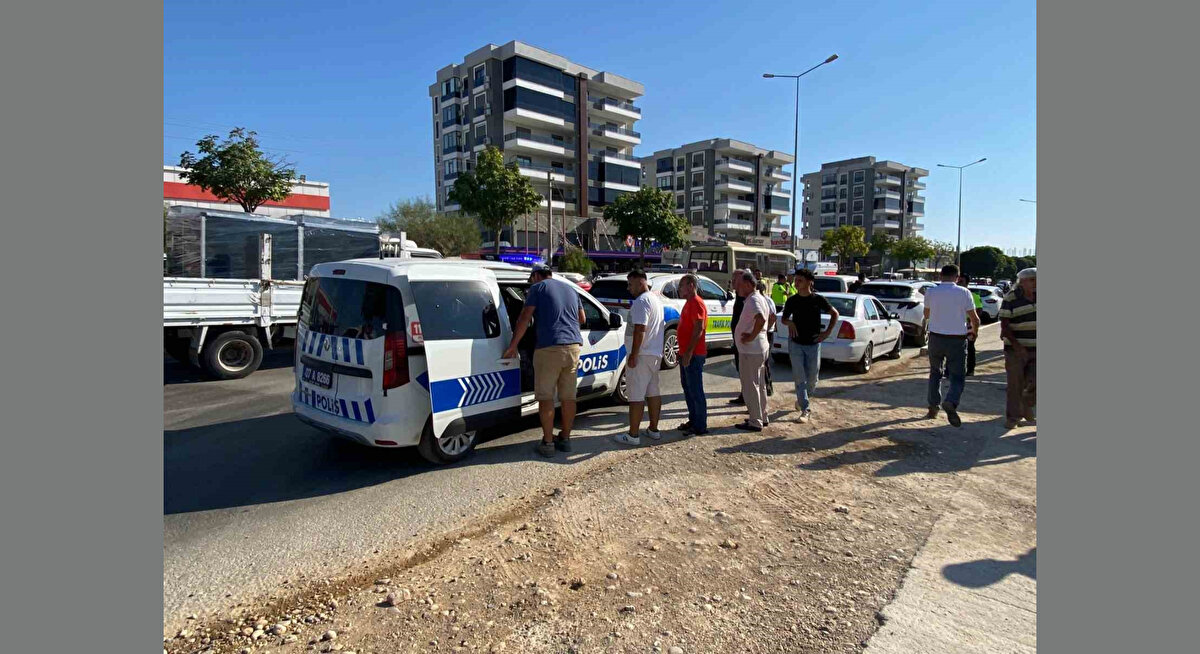 Kaza, saat 16.00 sıralarında Serik ilçesi Serik - Belek yolunda meydana geldi. Edinilen bilgiye göre, Melike E. idaresindeki 07 BCV 292 otomobil, yaya olarak yolun karşısına geçmeye çalışan Uğurcan İ. (12) ile babası Fatih İ.’ye (44) çarptı. Kazada çocuk ve babası yaralandı. Vatandaşların ihbarı üzerine kaza yerine sağlık ve polis ekipleri sevk edildi.