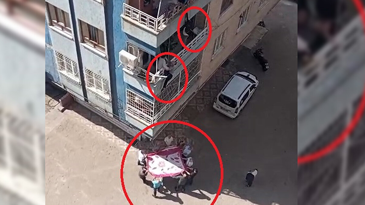 Bir süre sonra çocuk, dengesini kaybetti. Çocuk aşağıya düşerken bir aile bireyi onu yakaladı. Bu kişi, aşağı sarkan çocuğu yukarıya çekmekte zorlanınca panik yaşandı. Komşular, çocuğun düşme ihtimaline karşı binanın altında battaniye açtı. 