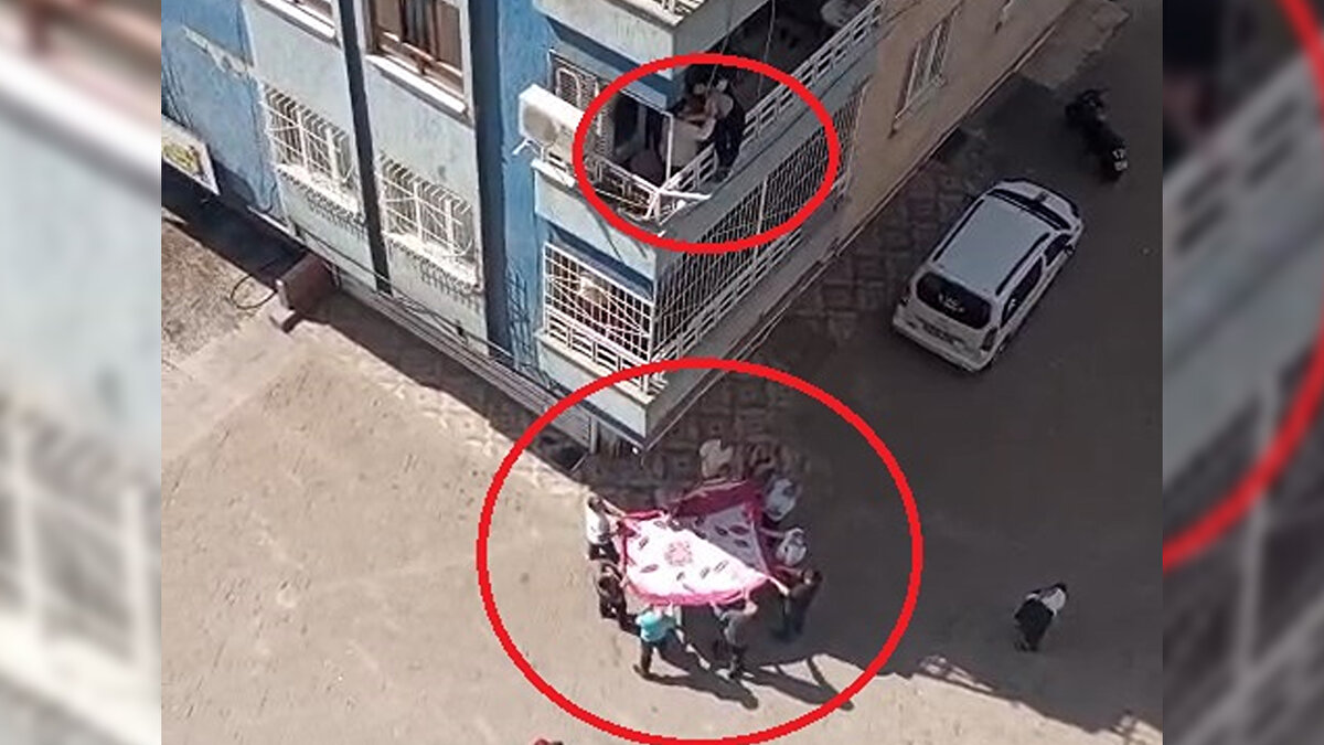 Komşulardan Emin Demir ise 3’üncü kattan ip sarkıtarak 2’nci kata indi. Demir, çocuğu bulunduğu yerden alarak güvenli şekilde yukarıya çıkardı. 