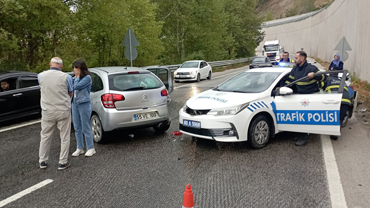 Kazada 2 polis memuru ve sürücü Garip Kızılbulak ile araçta bulunan 2 kişi yaralandı. 8 yaralı, Niksar Devlet Hastanesine götürülerek tedaviye alındı. Polis ve jandarma ekipleri, kazayla ilgili soruşturma başlattı.