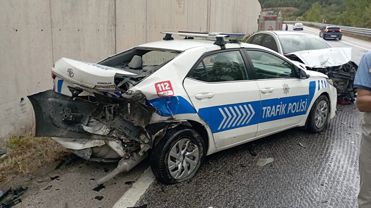 Kaza, Niksar- Reşadiye karayolu Akıncı köyü mevkisinde meydana geldi. Resul Demir yönetimindeki 34 LM 527 plakalı otomobil, yağış nedeniyle kayganlaşan yolda sürücüsünün direksiyon kontrolünü yitirmesi sonucu yolun sol tarafında bulunan istinat duvarına çarptı. Kazada sürücü ve 2 kişi yaralandı.