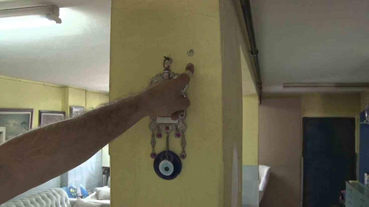 Darp olayını anlatan B., "Eczaneye geldiklerinde ’bir dakika dışarı gelir misin’ diyerek çıkarttılar. Konuşacağız sandım ama 4-5 kişi pusuya düşürdü. Ellerinde bıçak vardı. Bıçak sallayamadılar ama darp ettiler. Kamera görüntülerinde de her şey belli. Buradaki esnaf da şahit. Şu an eczanede 5-6 yerde kurşun izleri var. Emniyet gerekli görüntüleri aldı, ifadelerimize başvuruldu. Şikayetlerimizi yaptık ama bu şahıslar halen dışarıda geziyorlar" dedi.