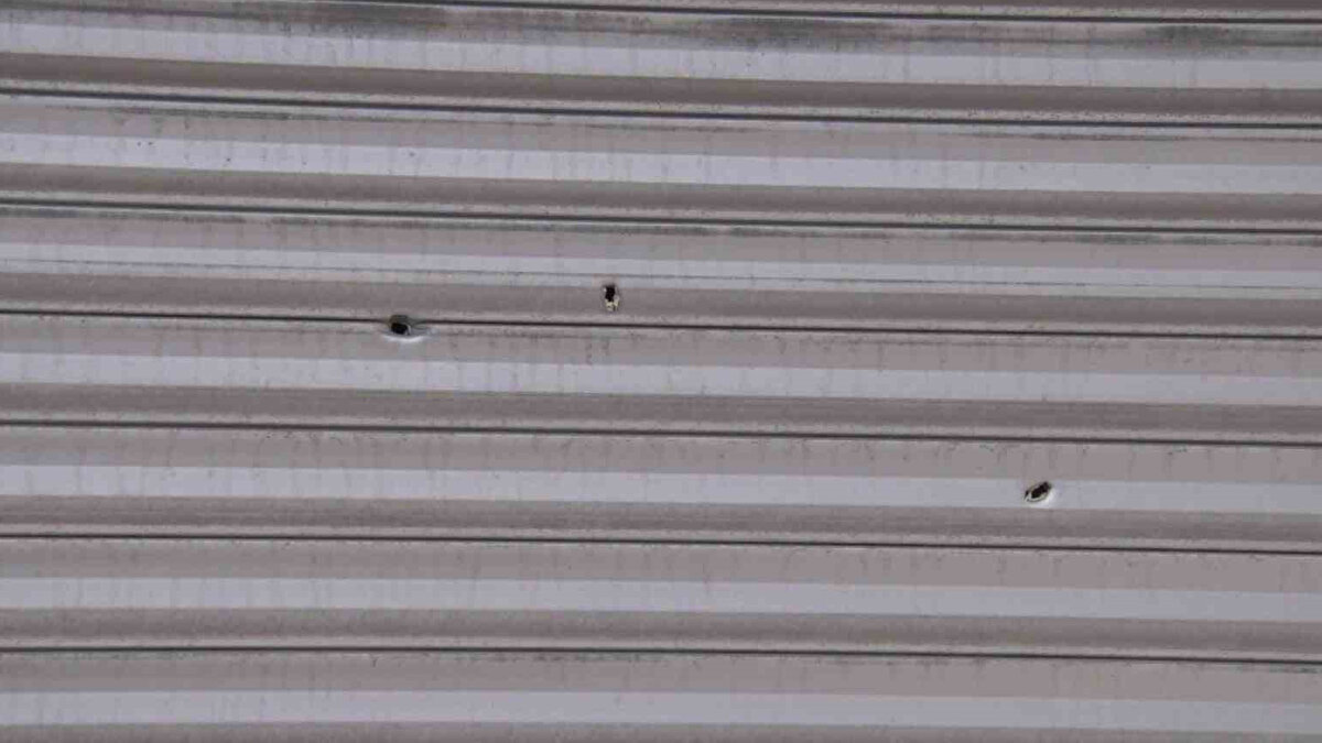 Ümraniye Cemil Meriç Mahallesi’nde bulunan Mehtap Eczanesi’ne 13 Eylül gecesi tabancayla ateş açıldı. Olayda ölen ya da yaralanan olmazken iş yerinde hasar meydana geldi. Eczane sahibi Ö.B. ve oğlu B.B., daha önce kendilerinden haraç isteyen kişilerin saldırıyı gerçekleştirdiğini öne sürdü. Darp anı ve kurşunlama yaptığı iddia edilen kişinin görüntüleri ise güvenlik kameralarına yansıdı.