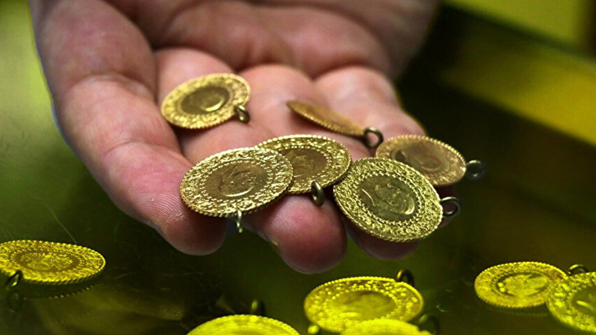 FED KARARI ALTINI NASIL ETKİLEDİ?<br><br>ABD Merkez Bankası (Fed), 2025 yılının altıncı toplantısında politika faizini 25 baz puan indirerek yüzde 4.00-4.25 aralığına çekti. Bu karar, yılın ilk faiz indirimi olması nedeniyle piyasalarda geniş yankı buldu. Fed’in uzun süredir izlediği "bekle-gör" politikası son bulurken, küresel altın fiyatlarında yükseliş eğilimi dikkat çekti.