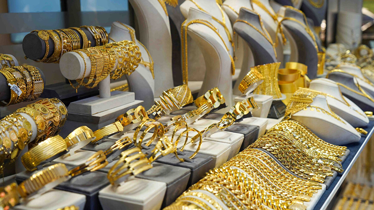 Altın fiyatları 18 Eylül 2025 Perşembe günü piyasaların en çok merak edilen konuları arasında yer alıyor. Fed’in faiz indirimi kararı sonrasında gram altın, çeyrek altın, yarım altın, tam altın, Cumhuriyet altını ve ons altın fiyatlarında dikkat çeken hareketlilik yaşanıyor. Kapalı Çarşı ve serbest piyasada gün boyunca anlık değişimlerle işlem gören altın fiyatları, hem yatırımcıların hem de düğün hazırlığında olan vatandaşların gündeminde. Peki, bugün gram altın kaç TL oldu? Çeyrek altın fiyatı ne kadar? İşte 18 Eylül 2025 canlı altın fiyatları ve Kapalı Çarşı’dan güncel alış-satış rakamları…