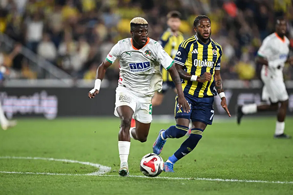 Süper Lig'in 1. haftasında oynanması gereken ama Avrupa mücadeleleri gerekçesi ile ertelenen Fenerbahçe  Alanyaspor mücadelesi dün gerçekleşti. 