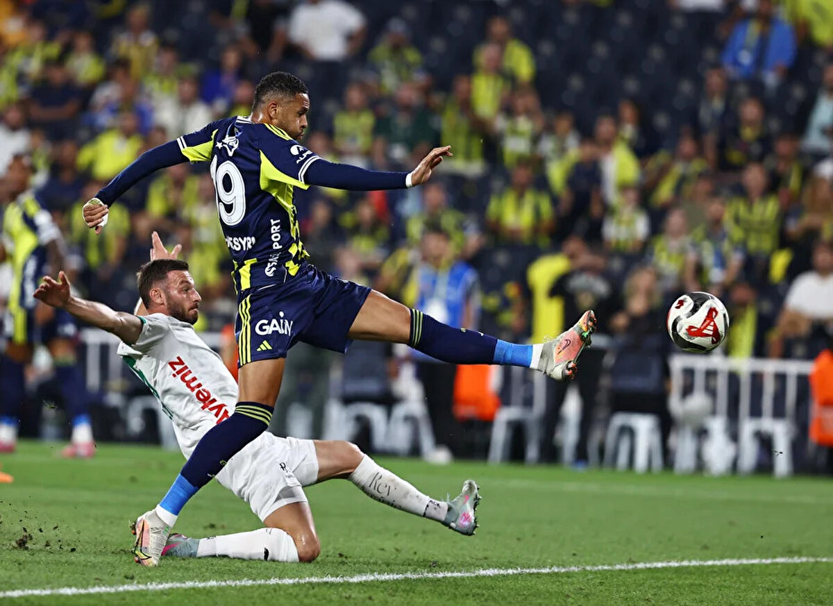 90+6' Fenerbahçe'nin penaltı beklediği pozisyonda devam kararı doğru mu?<br><br>Bahattin Duran: Hadergjonaj'ın Oosterwolde'ye yaptığı hareket net. Top oyunda. Topla hiç ilgili olmayan Alanyasporlu oyuncu iki eliyle Oosterwolde'yi tutmuş. VAR müdahalesi ile beraber penaltı verilmeliydi.<br><br>Deniz Çoban: Kaleciye yapılmış bir faul yok. Net penaltı.<br><br>Bülent Yıldırım: Hadergjonaj, Oosterwolde'ye güreş faulü yapıyor. Penaltı. Bu pozisyon net penaltı. Top oyunda. VAR müdahalesi gerekiyor.