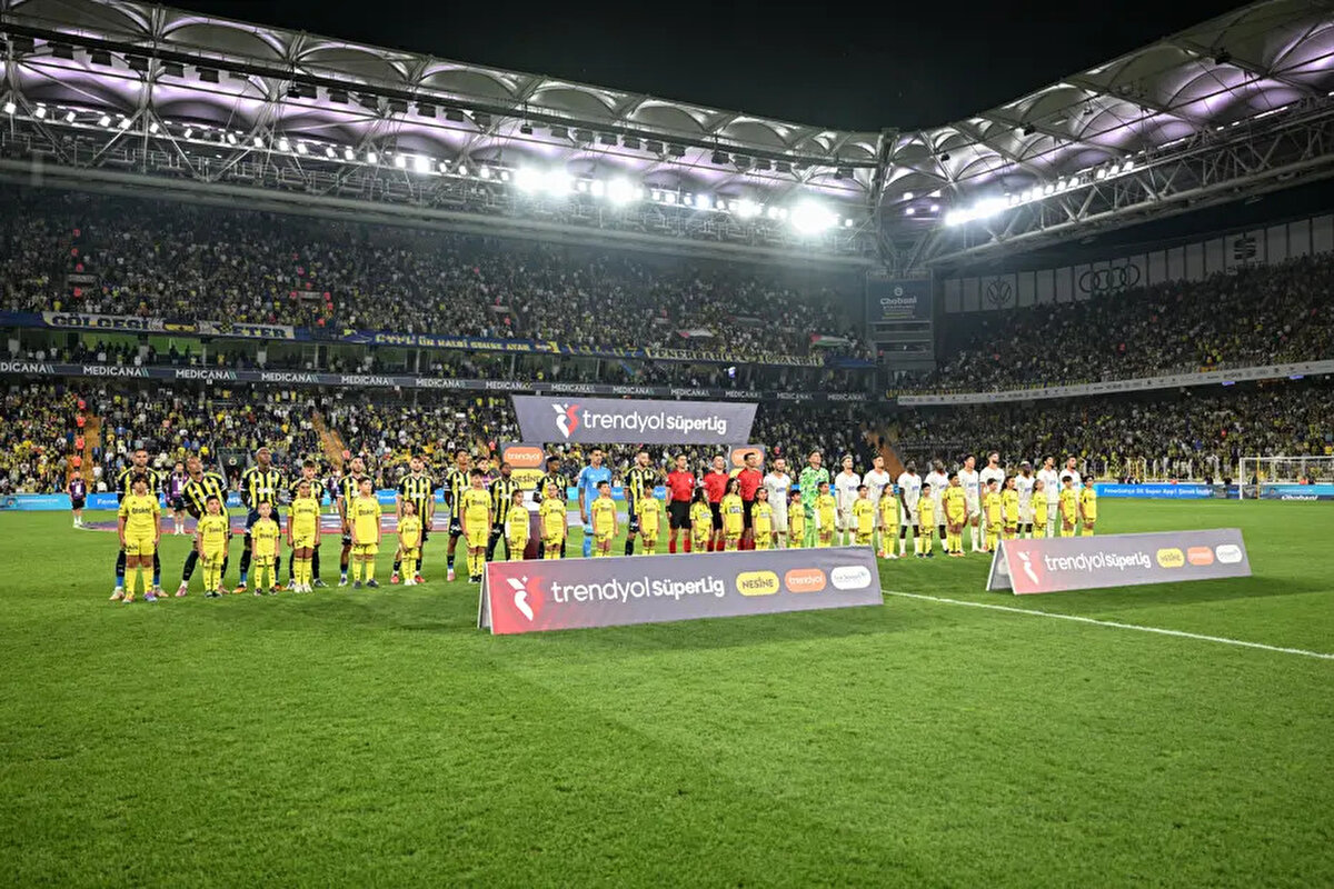 52' Fenerbahçe'nin kazandığı penaltıda karar doğru mu?<br><br>Bahattin Duran: Alanyasporlu oyuncu doğal olmayan şekilde kolunu açıyor. Aslında sahada en iyi görebilecek kişi maçın hakemi. Çok doğru bir VAR müdahalesi ile penaltı.<br><br>Deniz Çoban: Kolun oraya kadar kalkması yüz korumak için değil. Kol omuz hizasına kadar götürmüş. Şüphe götürmez bir penaltı. Hakemin önü çok açık, net bir penaltı.<br><br>Bülent Yıldırım: Hakemin konumu çok iyi. Neden değerlendiremedi bilmiyorum. Çok net, tartışmasız penaltı. Oyuncu yüzünü savunurken çarpan bir top değil. Video hakeme ihtiyaç kalmadan hakemin değerlendirmesini beklerim. VAR müdahalesi doğru. Hakemin açısı o kadar güzel ki en net o görür. 