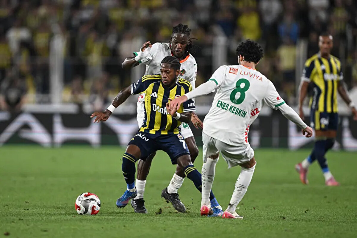76' Fenerbahçe'nin attığı ikinci golde faul var mı?<br><br>Bahattin Duran: Pozisyonda yalnızca Aliti ve En Nesyri'yi izleyince yanılırsınız. En Nesyri neden o hareketi yapıyor? Alanyasporlu Ümit, En Nesyri'yi itince En Nesyri, Aliti'ye çarptı. Pozisyon devam, gol nizami.<br><br>Deniz Çoban: En Nesyri dengesinin bozulduğunu fark ediyor ve arkaya giderek kendini düzeltiyor. Golde faul yok.<br><br>Bülent Yıldırım: En Nesyri'yi arkadan iten Alanyasporlu oyuncu. En Nesyri arkadan itilince Aliti'ye çarptı. 
