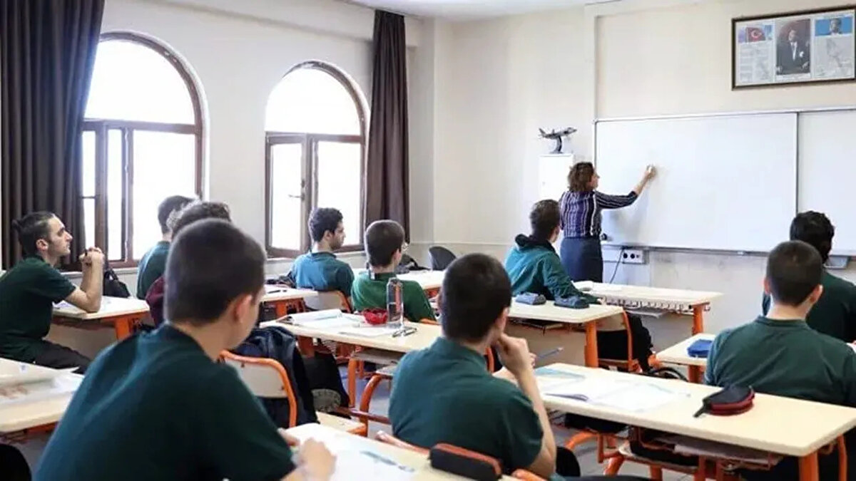 2025 AGS öğretmen ataması süreci<br><br>Toplamda 25 bin öğretmen alımı kapsamında ilk 15 bin atama tamamlanırken, ikinci etap olan 10 bin kişilik alımlar için süreç çok yakından takip ediliyor. Atama takvimi ve kontenjanların önümüzdeki günlerde MEB tarafından açıklanması bekleniyor.