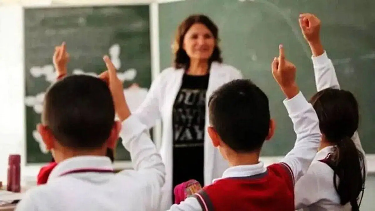 AGS öğretmen ataması branş dağılımı<br><br>MEB, geçtiğimiz günlerde yapılan ilk etap 15 bin öğretmen alımında branş dağılımlarını kamuoyuna duyurmuştu. Buna göre en fazla atama yapılan branşlar şu şekilde sıralandı:<br><br>4 bin 378 kontenjan ile sınıf öğretmenliği<br><br>3 bin 87 kontenjan ile özel eğitim öğretmenliği<br><br>1.802 kontenjan ile din kültürü ve ahlak bilgisi öğretmenliği<br><br>1.321 kontenjan ile okul öncesi öğretmenliği<br><br>757 kontenjan ile İngilizce öğretmenliği