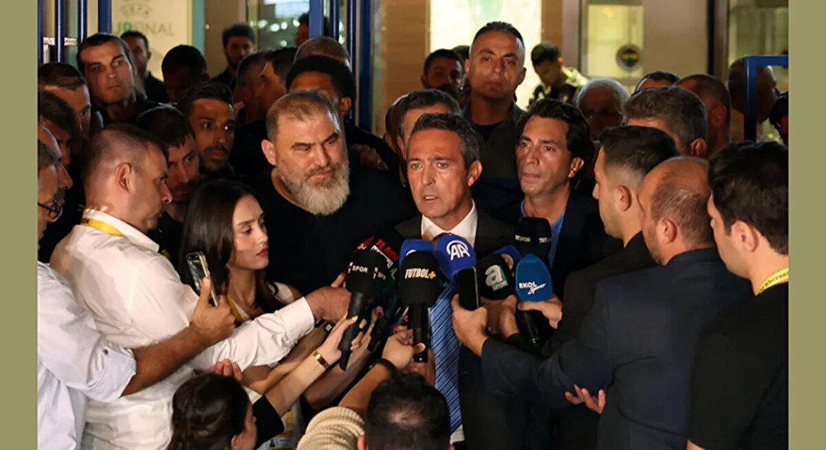 "KÜÇÜK DİLİMİZİ YUTTUK"<br><br>"Buraya gelmeden önce bugün bazı yabancı hakemlerin korner ve penaltı ile ilgili yazdıklarını gösterdiler. Küçük dilimizi yuttuk, hayretlere düştük! Kol doğal pozisyonda deniyor, ayrıca Jayden'ın kendini yere bıraktığı söyleniyor. TFF'deki arkadaşların görüşü böyle mi, değil mi? Değerlendirecekler."