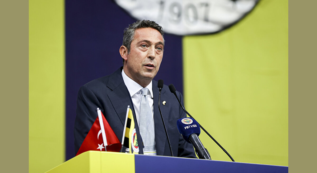 "SAVUNMA YAPMADAN EMEKLİ OLDU"<br><br>"Ferhat Gündoğdu 6 Süper Lig maçı yönetmiş. VAR'ın başındaki Yaşar Kemal Uğurlu'nun hakemlik performansı soru işareti. Casinoya gitmek suç değil ama kendisinden savunma istenince, savunma yapmadan emekli oldu. Sonrasında VAR Direktör Yardımcısı oldu."