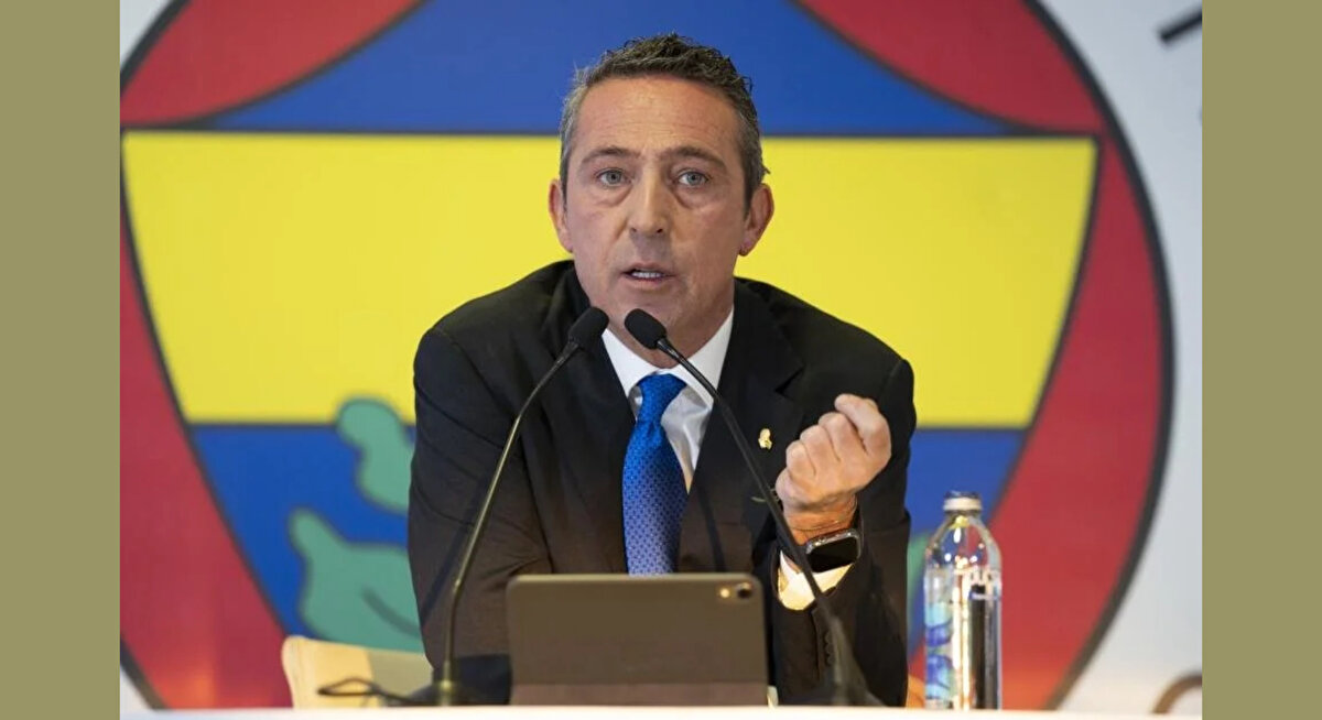 "KUMAR OLAYINDAN SONRA VAR'IN BAŞINA GEÇTİ"<br><br>"Aslında VAR'ın başında ama yabancı olarak başında birilerinin olduğunu söylediler. Kendisi dil bilmiyor, FIFA Online Dil Sınavı'nı birinden yardımla geçti. Koşu sınavlarını geçemediği içi bir sezon rapor aldı. İki kere koşu testini geçemedi, klasmanı düşecekken başvurdu ve VAR hakemi oldu. Sonra kumar olayından sonra VAR'ın başına geçti."