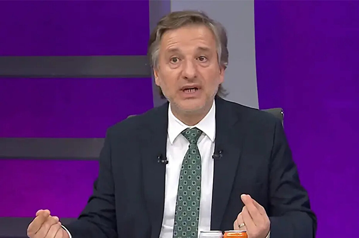 "Çok iyi oynamadığın bir maçta 2-1 öne geçtin mi? Geçtin. Bitireceksin o maçı. İrfan Can Eğribayat kardeşimiz iyi konuşuyor, güzel konuşuyor, taraftarla diyaloğu çok iyi ama senin işin kalecilik yapmak.<br><br>