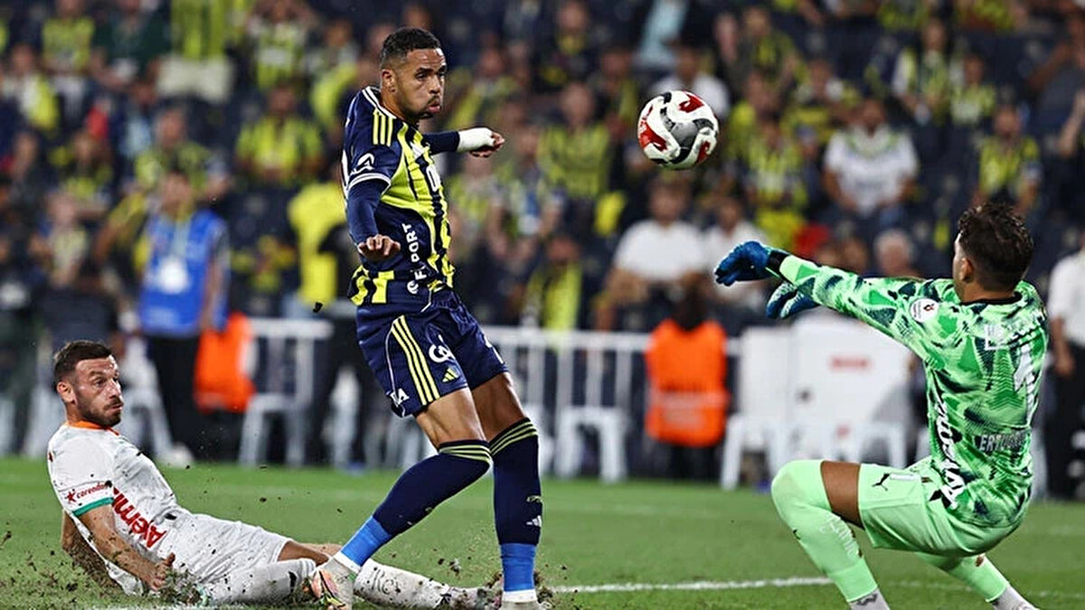 Fenerbahçe, Süper Lig'in 1. hafta erteleme maçında Alanyaspor ile Chobani Stadyumu'nda 2-2 berabere kaldı.