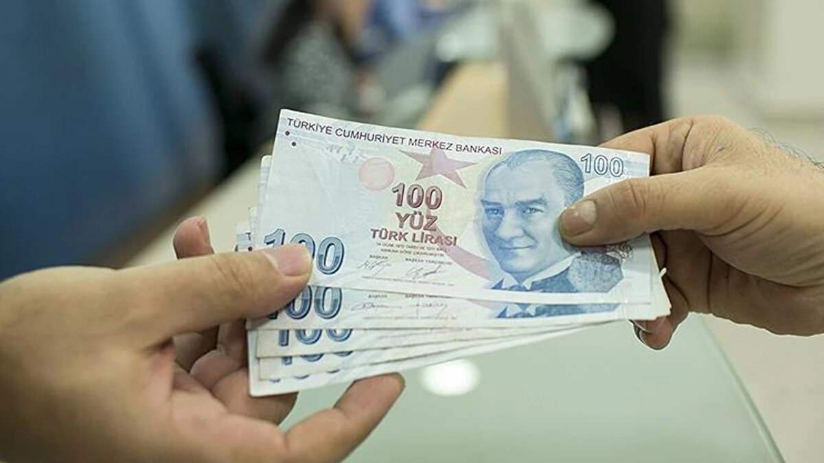 Maaşı 16.881, 17.000, 18.500, 19.000 ve 20.000 TL Olanlar Ne Kadar Alacak?<br><br>Emekli maaşları için 4 farklı tabloya göre Ocak 2026’da oluşabilecek rakamlar şu şekilde:<br><br>16.881 TL maaş alan emekli → 18.086 TL – 18.663 TL arası<br><br>17.000 TL maaş alan emekli → 18.214 TL – 18.923 TL arası<br><br>18.500 TL maaş alan emekli → 20.150 TL – 20.905 TL arası<br><br>19.000 TL maaş alan emekli → 20.471 TL – 21.365 TL arası<br><br>20.000 TL maaş alan emekli → 21.428 TL – 22.600 TL arası