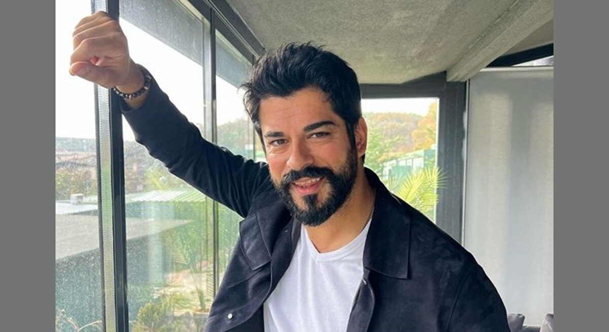 Üstündağ’ın iddiasına göre, Burak Özçivit’in mal varlığını kısa sürede nakde çevirmesi, olası bir boşanma hazırlığı olarak yorumlandı. “Her şeyini paraya dönüştürüyor, bu mal paylaşımının habercisi olabilir” ifadeleri dikkat çekerken, ikinci olasılık olarak yurt dışına taşınma ihtimali öne çıktı. Dubai, Katar veya Irak gibi ülkelerde yaşamayı düşünebileceği konuşulan Özçivit’in, Orta Doğu’daki geniş hayran kitlesi bu senaryoyu güçlendiriyor.