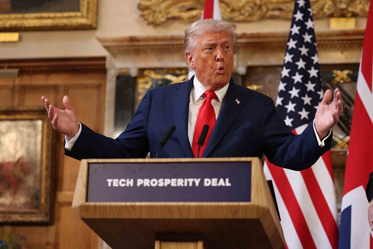 "Charlie Kirk, ABD Başkanı olabilirdi"<br>Konuşmasında geçtiğimiz hafta bir suikast sonucu öldürülen Amerikalı ünlü siyaset yorumcusu Charlie Kirk’ü de anan Trump, "Harika bir gençti. İnanılmaz bir geleceği vardı. Bazıları, kendisinin bir gün başkan olabileceğini söylüyordu. Ben de ona, ‘Charlie, bence bir gün başkan olma şansın çok yüksek’ demiştim. O gençleri çok seviyordu ve sadece gençlerle ilgilenmek istiyordu. Kimsenin onun yaptığı gibi gençlerle bağ kurabildiğini görmemiştim. Gençler de aynı şekilde ona bağlanıyordu. Şimdi tam bir yıkım içindeler. Taziye mesajı gönderen İngilizlere minnettarım" dedi.