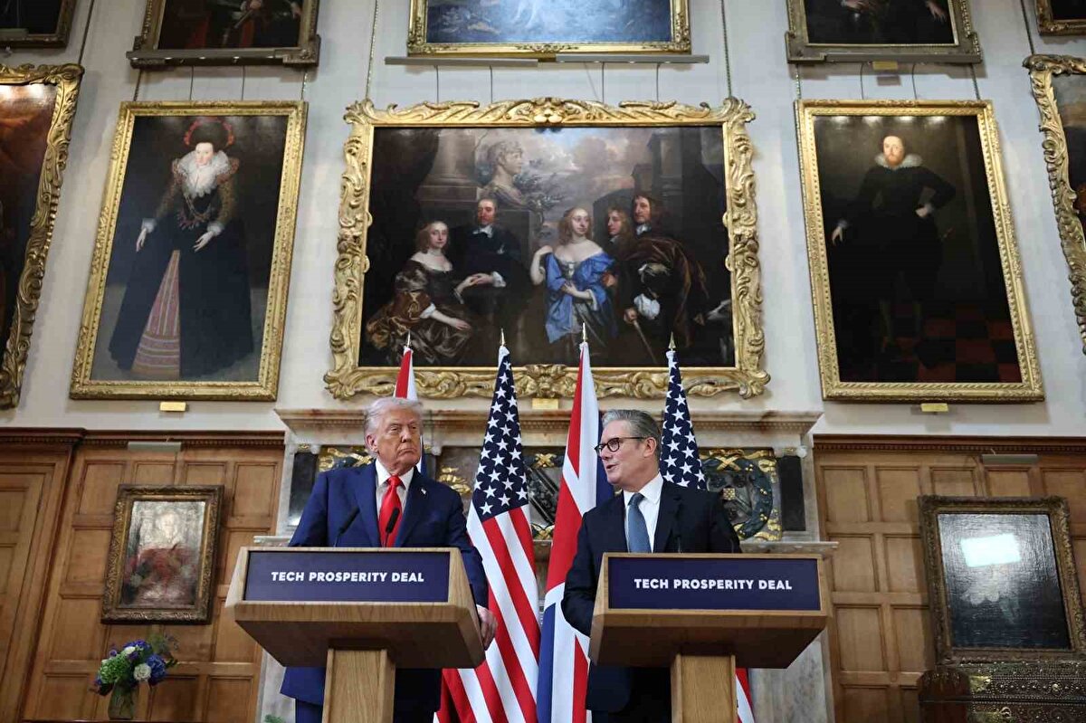 ABD Başkanı Donald Trump, İngiltere’ye gerçekleştirdiği resmi ziyaretin ikinci gününde İngiltere Başbakanı Keir Starmer ile bir araya geldi. İki lider, Londra’nın kuzeybatısında tarihi Chequers malikanesinde gerçekleştirdikleri görüşmenin ardından ortak basın toplantısı düzenledi. Trump, konuşmasında ABD ile İngiltere’nin sonsuza dek birleşmiş dost ülkeler olduğunu ve daima dost kalacaklarını vurgulayarak, iki ülke arasındaki kalıcı bağlar nedeniyle ABD ile tarihi bir ticaret anlaşması yapan ilk ülkenin de İngiltere olduğunu ifade etti. Starmer’ı "zorlu bir müzakereci" olarak tanımlayan Trump, ABD ve İngiltere’nin aralarındaki güvenlik ittifakını ilk kez ekonomik güvenlik alanına da taşıyacaklarını ve çok yakında bu alanda bir anlaşmayı da sonuçlandıracaklarını açıkladı.