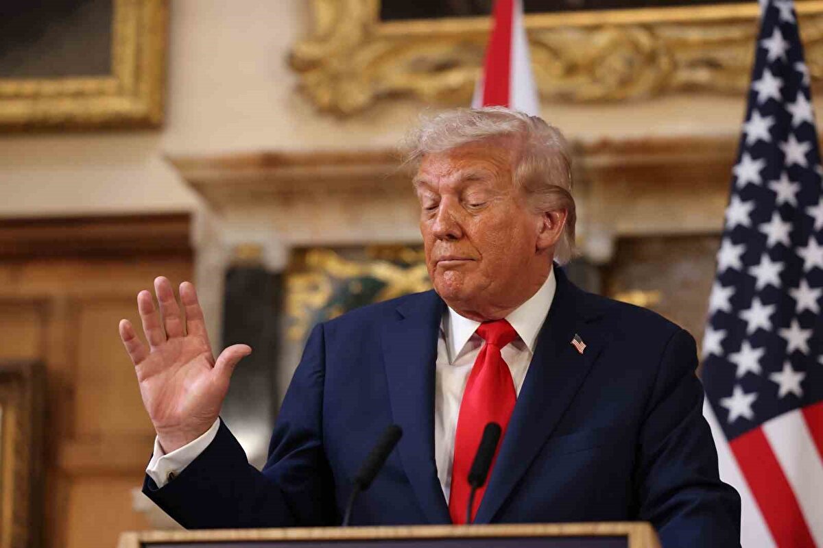 "Rus askerleri, Ukraynalı askerlerden daha yüksek bir oranda öldürülüyor"<br>Ukrayna’daki savaşın sona erdirilmesi için ne gibi adımlar atılabileceğine yönelik soru üzerine Trump, "Evet, Putin beni hayal kırıklığına uğrattı. Kendisi çok sayıda insanın ölümüne neden oluyor ve aslında öldürdüğünden daha fazlasını kaybediyor. Açıkçası, Rus askerleri Ukraynalı askerlerden daha yüksek bir oranda öldürülüyor. Evet, bu beni hayal kırıklığına uğrattı. Ölüm görmekten hoşlanmıyorum. Bu ABD’yi doğrudan etkilemiyor. Tabii bu mesele yüzünden bir üçüncü dünya savaşına girilmediği sürece" dedi.