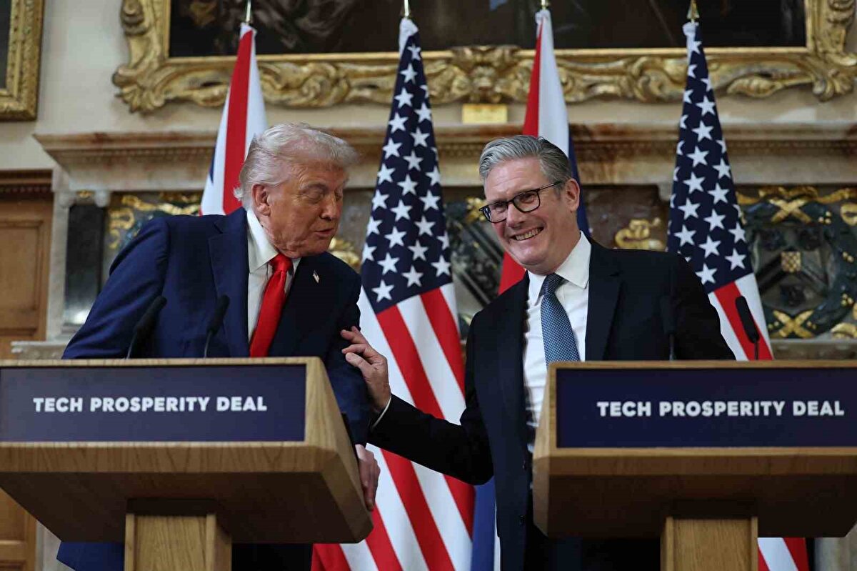 "Kuantum bilişim ve nükleer enerji konusunda güçlerimizi birleştiriyoruz"<br>ABD Başkanı, iki ülkenin "türünün tek örneği" olan bir Teknoloji Refahı anlaşması da imzaladıklarına dikkat çekerek, "Çünkü, ülkelerimizin bir sonraki büyük teknolojik devrime omuz omuza önderlik etmesini güvence altına almak istiyoruz. Az önce dünyanın en büyük iş liderleriyle görüştük. Bazıları şu anda bu salonda. Kendileriyle iş, ticaret ve teknoloji üzerine harika bir toplantı yaptık. Bu ziyaret, birçok sektörde 350 milyar dolarlık bir anlaşmayı harekete geçirdi. İngiltere’ye en iyi yapay zeka donanım ve yazılımının güvenli ve istikrarlı bir şekilde tedarik edilmesinde kararlıyız ve bunu yapacağız. Hem de büyük miktarlarda. Ayrıca kuantum bilişim ve nükleer enerji konusunda da güçlerimizi birleştiriyoruz. Bu, yakın müttefikler için doğal bir ortaklık" şeklinde konuştu.