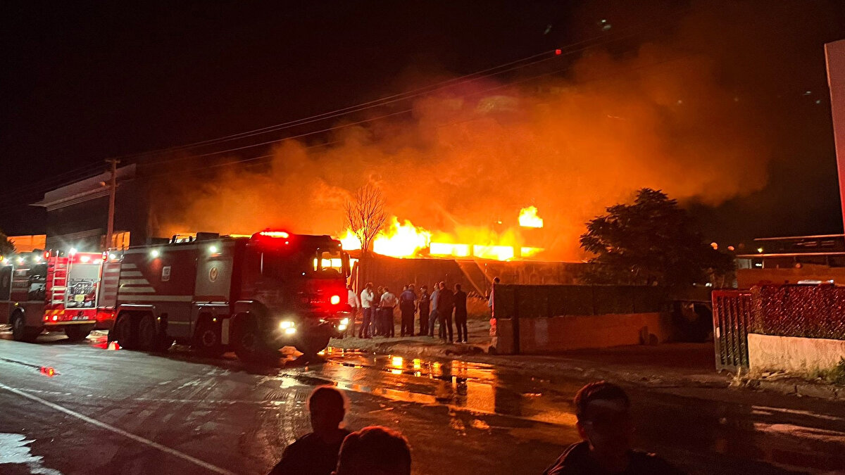 Yangın, saat 20.00 sıralarında Fatih Mahallesi Çamlık Caddesi üzerinde faaliyette bulunan bir mobilya fabrikasında çıktı. Fabrikadan yükselen duman ve alevleri fark eden vatandaşların ihbarı üzerine adrese çok sayıda itfaiye, polis ve sağlık ekibi sevk edildi. Fabrikadaki ahşap ve yanıcı maddeler nedeniyle yangın hızla yayıldı.