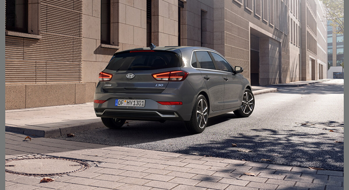 İç Mekan ve Donanım Özellikleri<br><br>10,25 inç dijital gösterge paneli<br><br>10,25 inç bilgi-eğlence ekranı<br><br>Orta konsolda hareketli kol dayama<br><br>Çift bölgeli otomatik klima<br><br>Geniş arka koltuk yaşam alanı