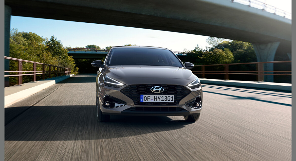 Hyundai, uzun bir aradan sonra i30 modelini Türkiye’ye yeniden getirdi. Hibrit motorla geliyor; iki donanım paketi sunuluyor: Comfort ve Prime.