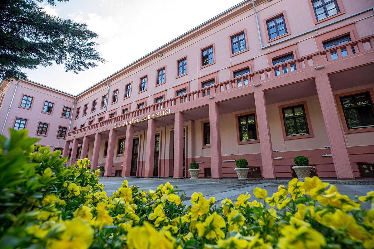 Adalet Bakanlığı 5 bin personel alım başvuru süreci 15 Ağustos'da<br>tamamlandı. Peki Adalet Bakanlığı personel alım başvuru<br>sonuçları ne zaman açıklanacak? Bilindiği üzere Ceza ve Tevkifevleri (CTE) Genel Müdürlüğü'ne 3 bin 172 infaz ve koruma memuru, 91 hemşire, 52 teknisyen, 100 destek personeli (şoför), 29 destek personeli (aşçı), 2 destek personeli (kaloriferci), 30 destek personeli (hasta bakıcı), 24 destek personeli (hizmetli) olmak üzere 3 bin 500 ve Adalet Bakanlığı Personel Genel Müdürlüğünce Devlet Memurları Kanununun 4B maddesi kapsamında 1500 sözleşmeli zabıt katibi olmak üzere toplamda 5 bin personel alımı için başvuru süreci 15 Ağustos'ta sona erdi.