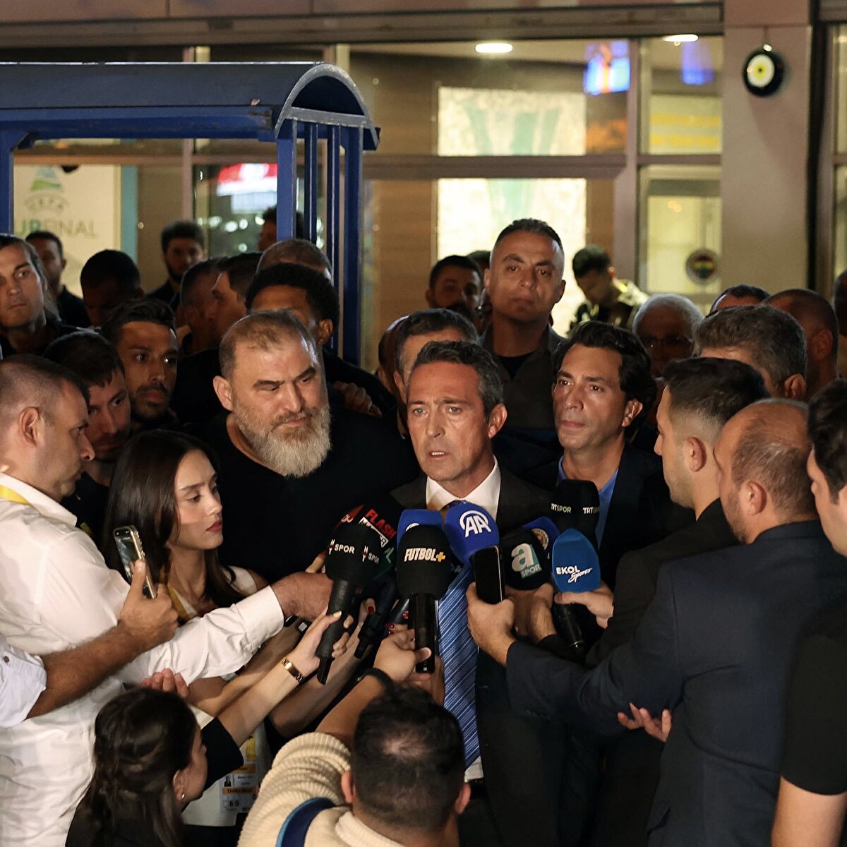 Karşılaşmaya damga vuran isimlerden bir tanesi de hakem Cihan Aydın oldu. Tecrübeli hakem verdiği kararlarla Fenerbahçe taraftarının tepkisini çekti. Maç sonunda Fenerbahçe Başkanı Ali Koç ise çok sert açıklamalarda bulundu. 