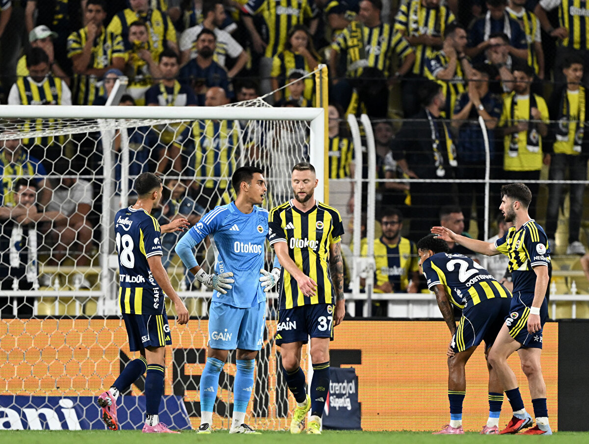 Son dakikalarda yıkılan Fenerbahçe puanını 11'e yükseltti ve Galatasaray ile arasındaki puan farkı 4'e yükseldi. 