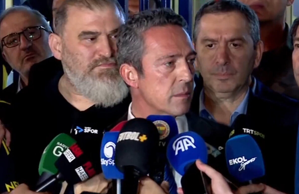 ALİ KOÇ NE DEMİŞTİ?<br><br>Maç sonunda oyuncularla birlikte açıklama yapan Ali Koç, Hakem kararları ve MHK Başkanı ile ilgili sert eleştirilerde bulundu: "Yukarıda etraflıca konuyu değerlendirdik. Takım da soyunma odasında değerlendirdi. Fazla uzatmayacağım. Pazar günü seçim var. Sadece şunu size ifade etmek istiyorum. Bu seçim öncesi yapılmış bir operasyondur. Kimse bana digital atamaydı filan hikayesini anlatmasın. Zaten federasyondaki herkes de digital atama filan olmadığını gayet iyi biliyorlar. Bile-bile, isteye-isteye, buraya en son atanacak bir hakemi Galatasaray nick name’i ile eğitim programına katılacak kadar yüzsüz birini buraya atamak seçim öncesi zaten pazar günkü maçtan sonra böyle bir şey bekliyorduk.  Bizim seçimimize bir operasyondur. Yalnız olay bu hakemler değil. Bu hakemlerin ne olduğu, bu iki hakemin de ne olduğu Fenerbahçeliler tarafından gayet iyi bilinir. Genel spor medyasını takip edenler tarafından da gayet iyi bilinir. Uzun bir süredir Sn. Federasyon Başkanına MHK Başkanının kim olduğunu, neyi temsil ettiğini, hangi ideallere ve ideolojiye bağlı olduğunu dilimin döndüğü kadar anlatmaya çalıştım."<br><br>"Şimdi buradan açık açık Türkiye’ye sesleniyorum. Benim kalbim bu vücutta attığı müddetçe Sn. Ferhat Gündoğdu’nun ne olduğunu, kim olduğunu, neyi temsil ettiğini öyle ya da böyle tüm ülke görecek.  Çünkü bu iş böyle olmaz."