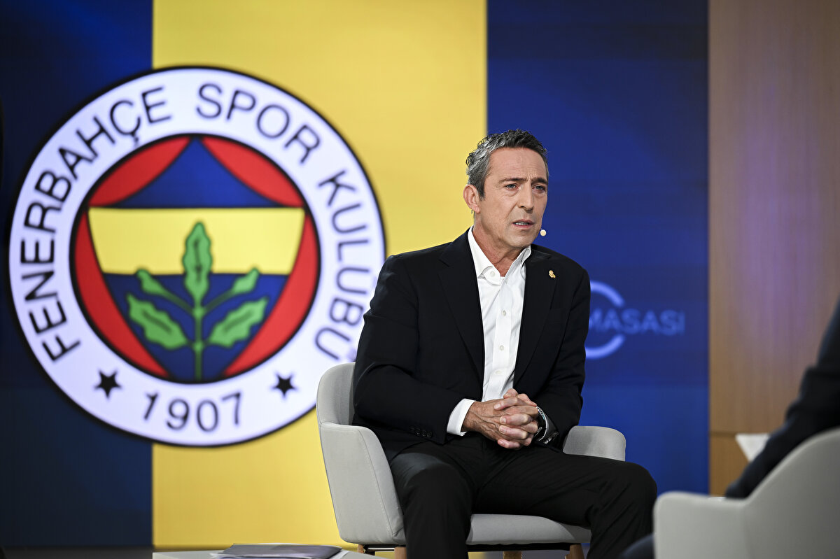 AHMET ÇAKAR'DAN ALİ KOÇ'A ELEŞTİRİ<br><br>Eski hakem ve yorumcu Ahmet Çakar, sosyal medya hesabından tweet atarak "Benim anlamadığım şu.. Sayın Ali Koç bugün öğlen saatlerinde MHK‘yi övüyor hakemlerin gelişimi için canla başla çalışıyorlar diyor. 6 saat sonra ise MHK istifa etsin federasyona yürüyeceğiz diyor. Federasyon ve MHK nin  iyi niyeti ,çalışkanlığı 6 saatte düşmanlığa mı dönüştü? ifadelerini kullanarak Ali Koç'u eleştirdi. 