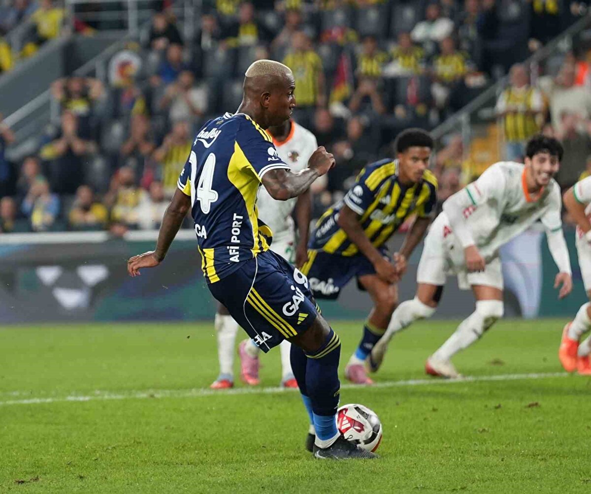 TALISCA PENALTI KAÇIRDI<br><br>Fenerbahçe'nin yıldızı Anderson Talisca, bu maçta da penaltı kaçırdı ve kaleci Ertuğrul Taşkıran'ı geçemedi. Brezilyalı golcü, Gençlerbirliği maçında da penaltı kaçırmıştı. Fenerbahçeli taraftarlar, Talisca'nın performansı sonrası oyuncuya tepki gösterdi. 