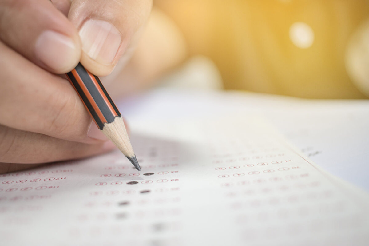 MEB Açık Öğretim Lisesi (AÖL) sınav takvimini duyurdu. 3 Eylül 2025 tarihinde başlayan açık öğretim kayıt ve kayıt yenileme süreci devam ediyor. AÖL sınav takvimi de belli oldu. AÖL 2025-2026 eğitim öğretim yılı sınav takvimi de belli oldu.  AÖL kayıt işlemlerini tamamlayan öğrenciler katılım sağlayabilecek. Peki, AÖL sınavları ne zaman, nasıl yapılacak? İşte, ayrıntılar.