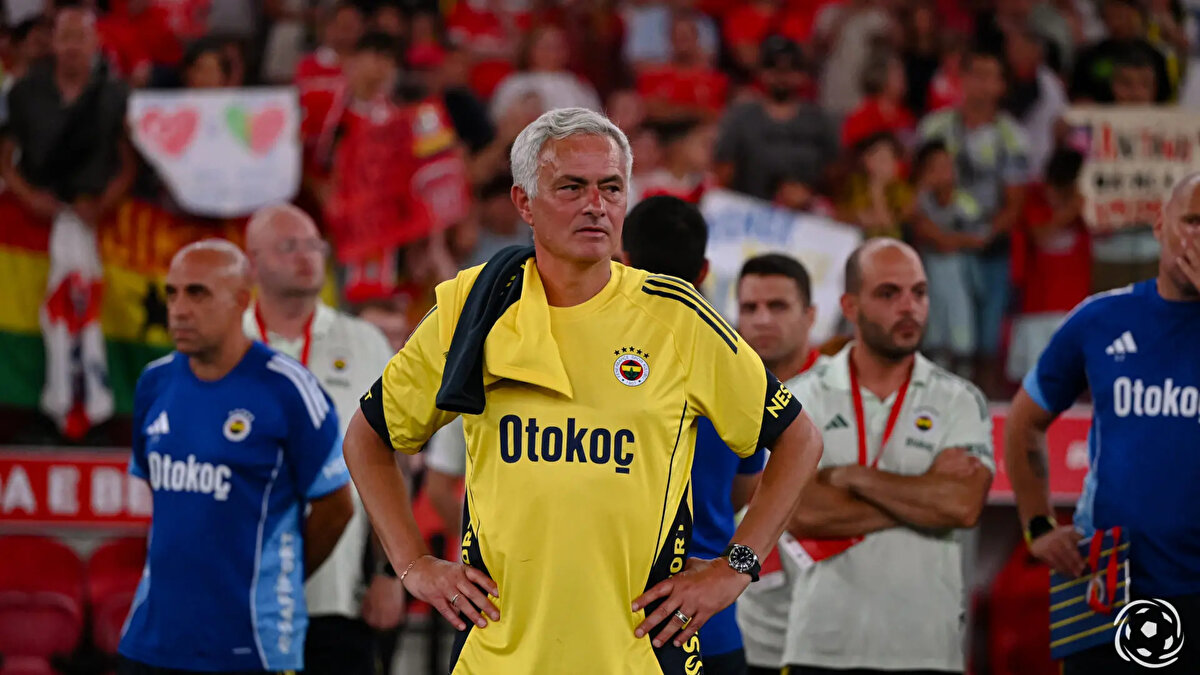 Bu ayrılığın ardından karşılamasında coşkulu kalabalıkların olduğu Mourinho İstanbul'dan tek başına ayrılmıştı.