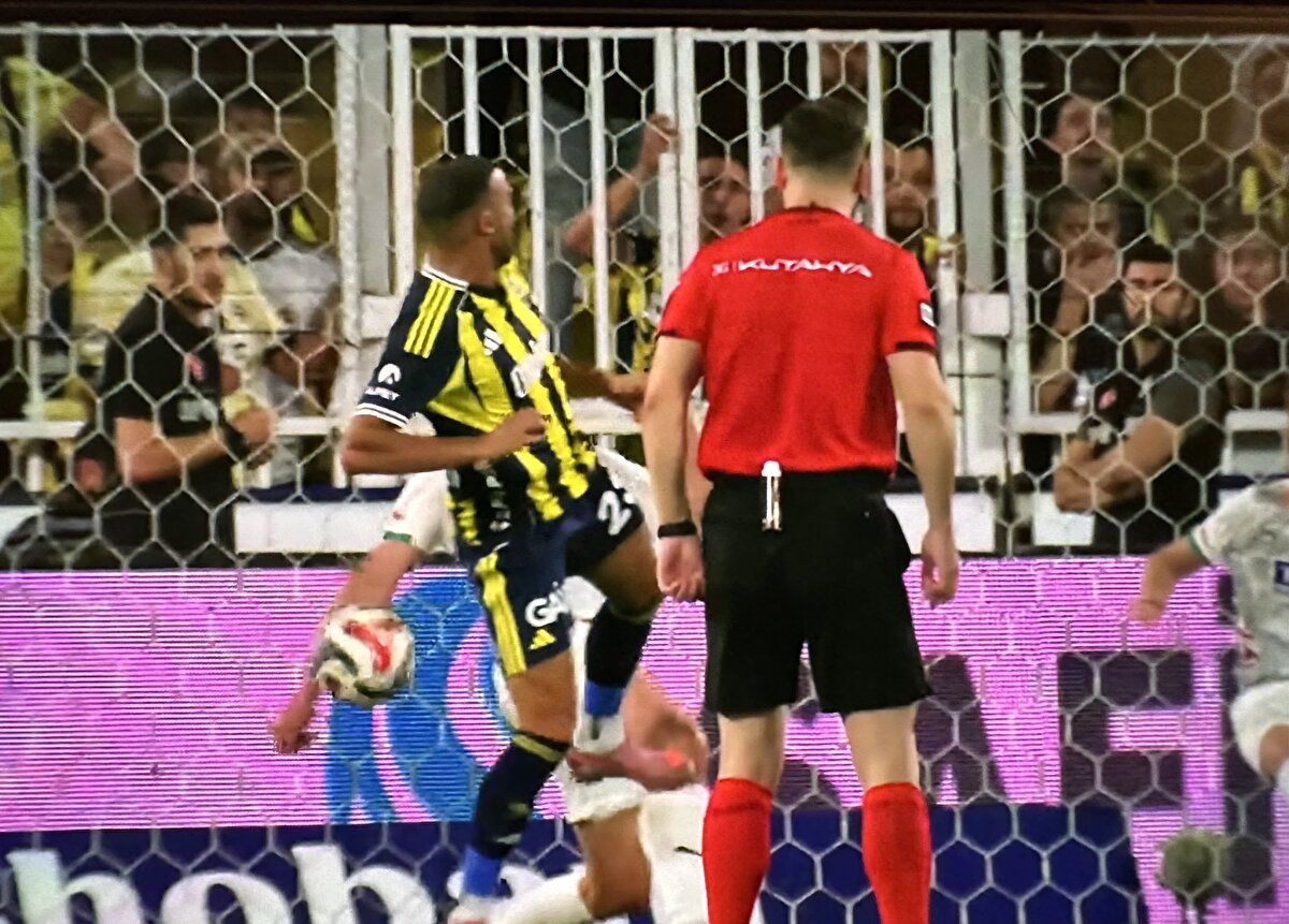 FENERBAHÇE SON DAKİKALARDA PENALTI BEKLEDİ<br><br>Fenerbahçeli futbolcular, maçın son dakikasında yaşanan pozisyonda penaltı bekledi. Oyuncular, topuna Alanyasporlu oyuncunun eline çarptığı yönünde itirazlar yapıldı. Oyunu devam ettiren Cihan Aydın kısa bir süre sonra maçı bitirdi. 