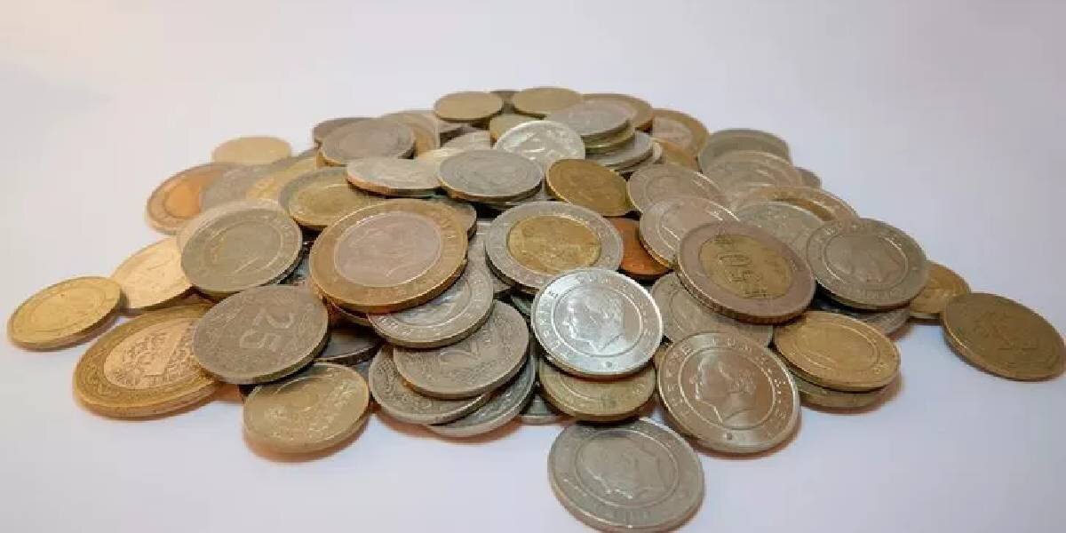 Geçtiğimiz yıl piyasaya sürülen 5 TL'lik madeni paraların sayısının artacağı ve elinde 10, 25, 50 kuruşu olan vatandaşların bu paraları kullanmaya devam edebilecekleri öne sürüldü.