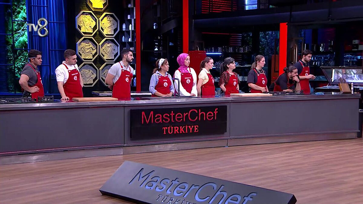 MasterChef 2025 eleme adayı Barış Kaya kimdir?<br><br>İstanbul Bahçelievler’de yaşayan 30 yaşındaki A La Carte Mutfak Aşçısı Barış Kaya, yarışmaya iddialı bir başlangıç yaptı. İlk turda sergilediği performansla şeflerden tam not alan Barış, Danilo Zanna, Mehmet Yalçınkaya ve Somer Sivrioğlu’ndan “evet” oyu alarak ana kadroya dahil oldu. Yarışmadaki istikrarlı tabaklarıyla öne çıkan Barış, bu kez eleme potasında mücadele edecek.