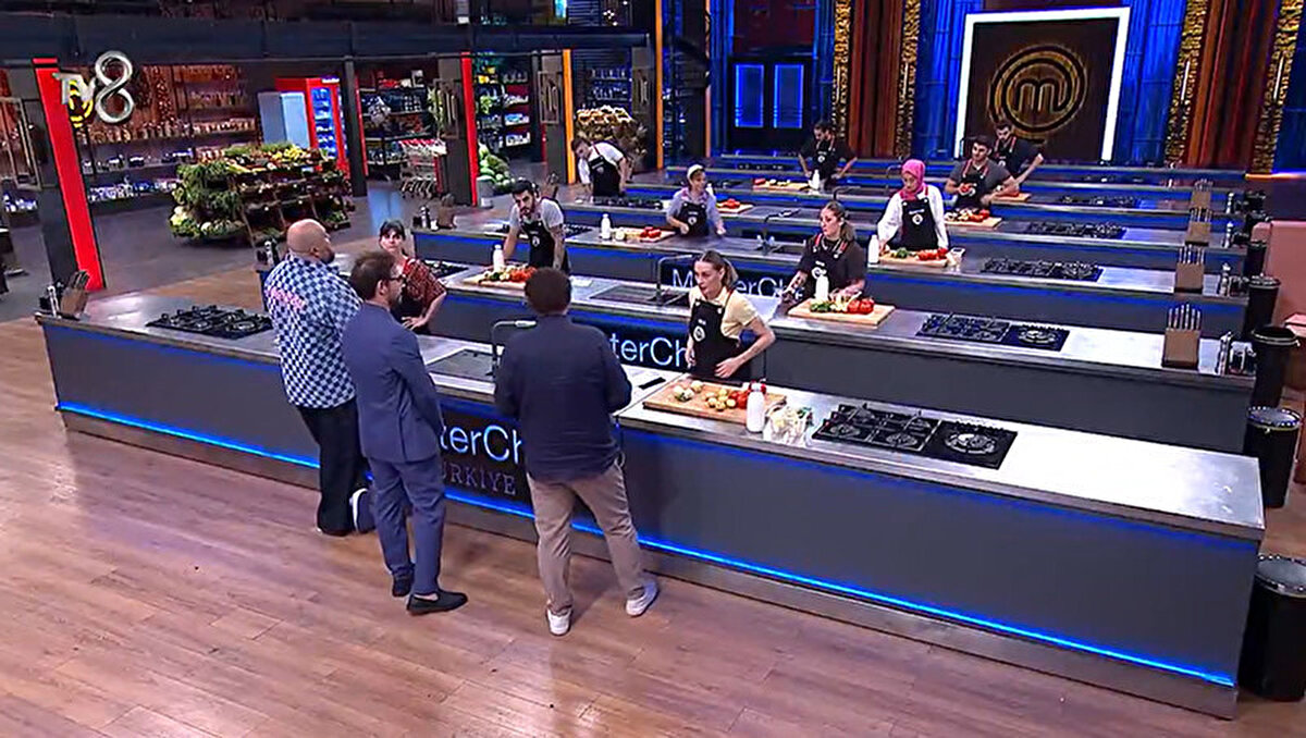 MasterChef’te heyecan büyüyor<br><br>Her hafta farklı konseptlerle yarışmacıların yaratıcılıklarını zorlayan MasterChef Türkiye’de eleme potaları da şekillenmeye başladı. Barış ve Murat Can’ın ardından haftanın diğer bölümlerinde yeni eleme adayları da belli olacak.